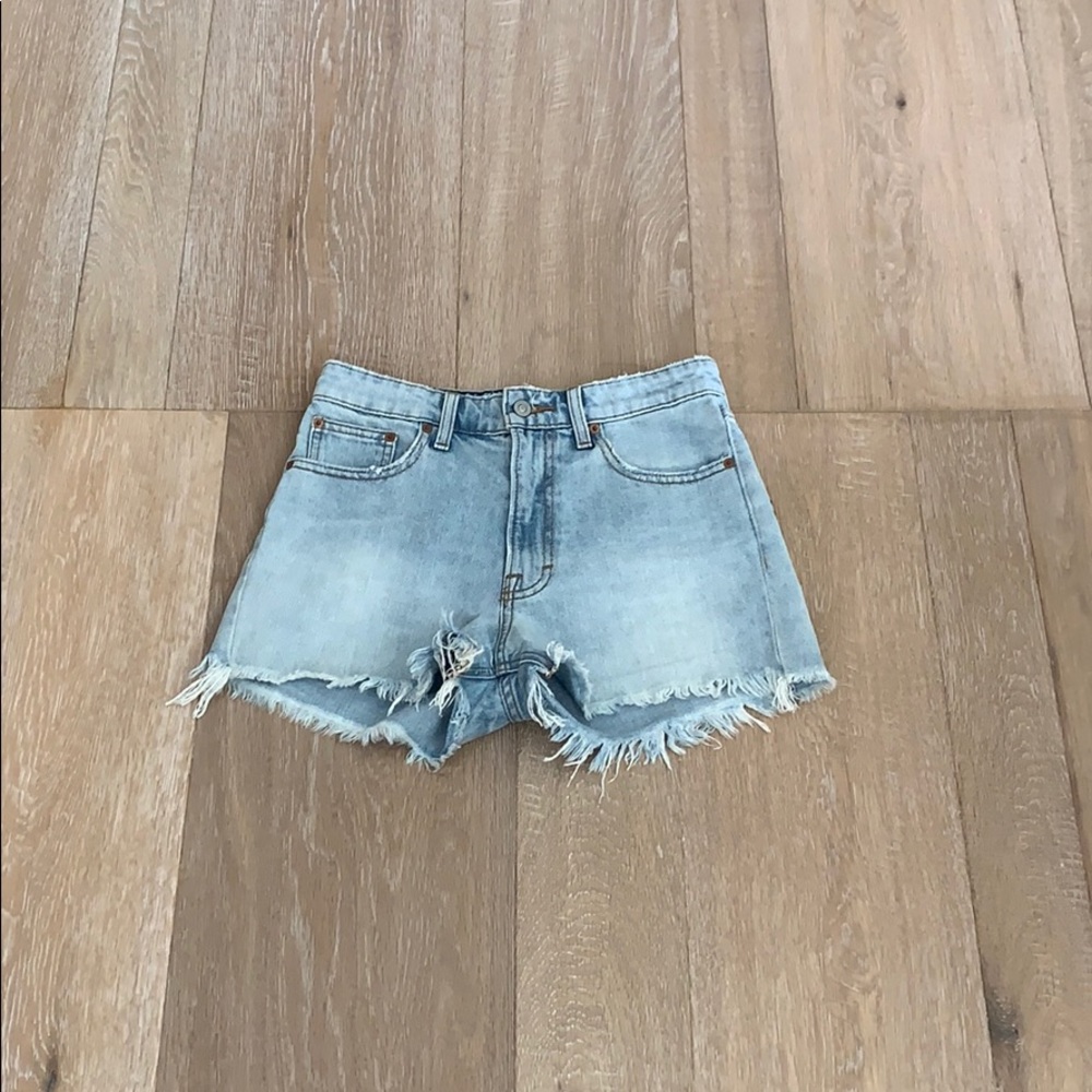 High waisted denim shorts w/ detailed pocket